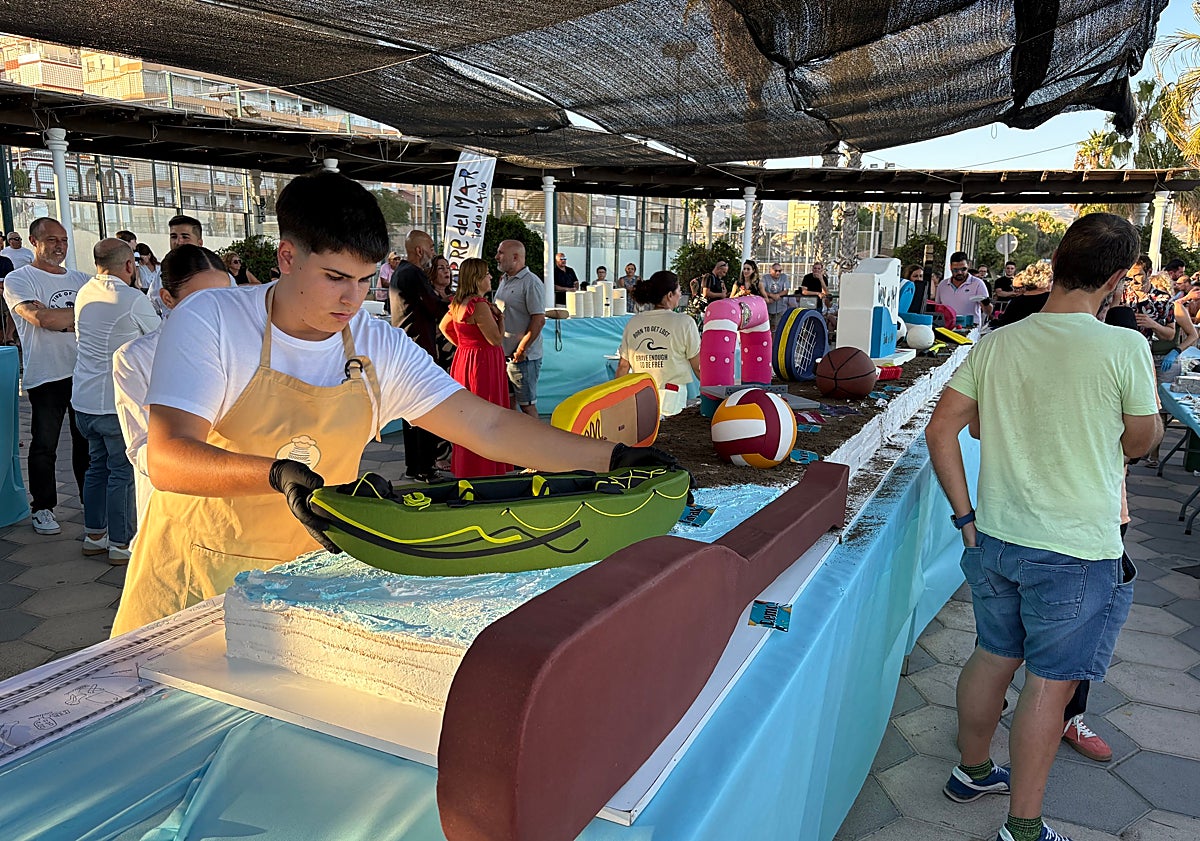 Imagen principal - Tres imágenes del reparto de la tarta gigante y la degustación, este jueves en Torre del Mar.
