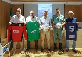 El teniente de alcalde de San Pedro, Javier García, ha presentado el evento junto al presidente de la asociación Madina Cirniana, Blas Carretero, y el capitán del Tercio Alejandro Farnesio IV de la Legión de Ronda, José Carlos Hinojosa.