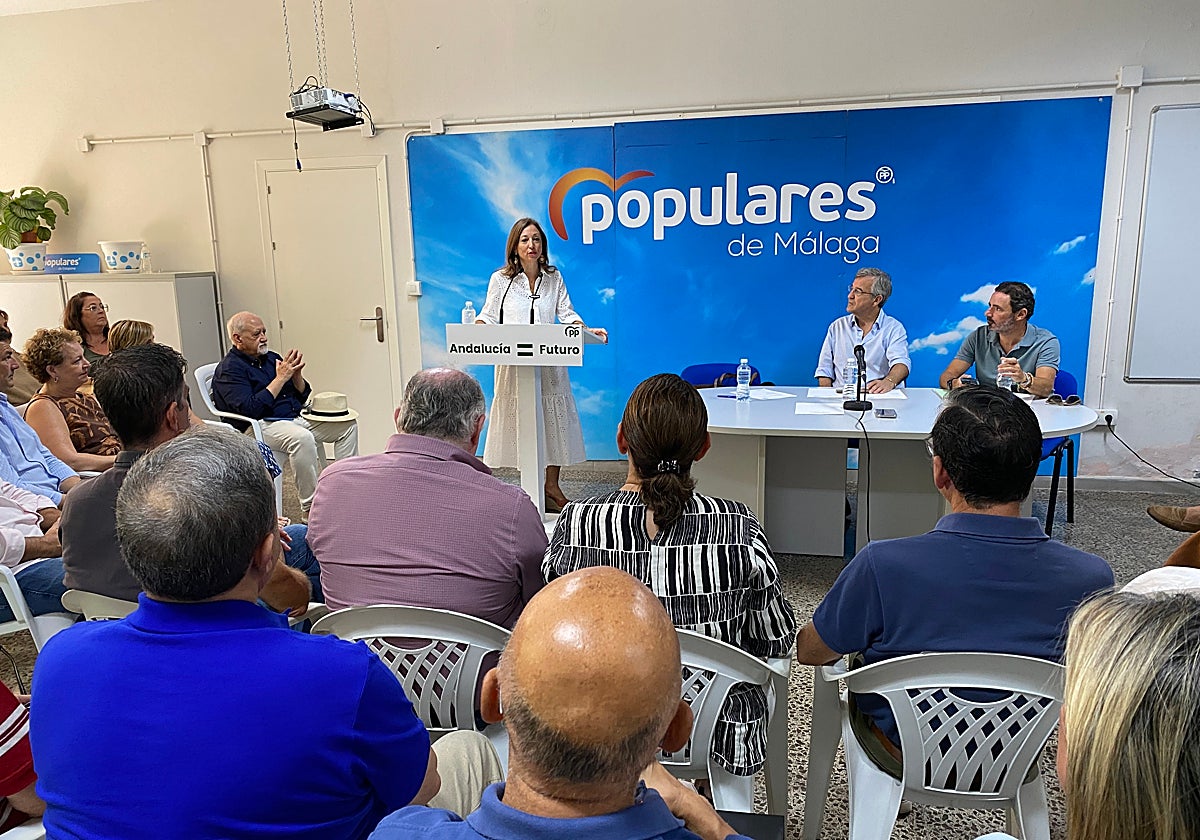 Patricia Navarro se dirige a los asistentes al Comité Ejecutivo Local del PP de Estepona, en presencia de José María García Urbano y José Ramón Carmona Sánchez.