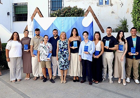 La alcaldesa de Marbella, Ángeles Muñoz, posa con los galardonados.