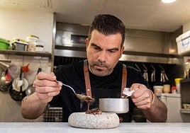 Álvaro Ávila, en la cocina de La Alvaroteca.