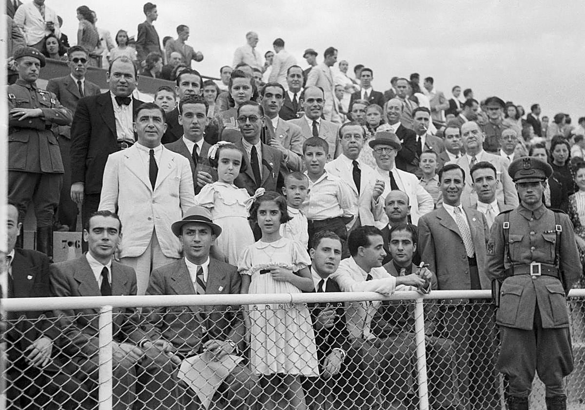 Imagen principal - Espectadores en el partido inaugural. Bendición del campo por parte del capellán de San Felipe Neri, Luis Vera. Lourdes Alonso realiza el saque de honor.