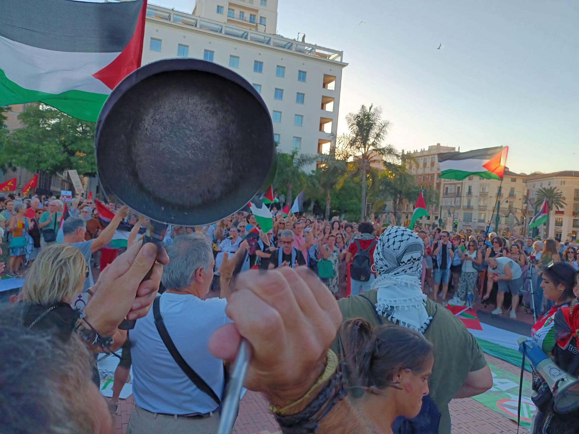 Imagen secundaria 2 - Miles de personas se manifiestan en Málaga por Gaza: «No podemos mirar hacia otro lado»