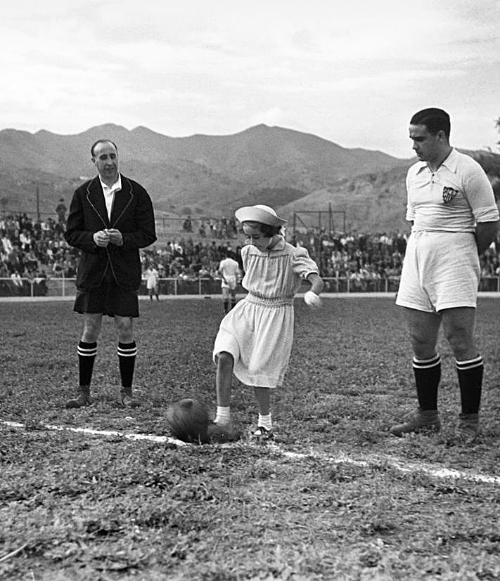 Imagen secundaria 2 - Espectadores en el partido inaugural. Bendición del campo por parte del capellán de San Felipe Neri, Luis Vera. Lourdes Alonso realiza el saque de honor.