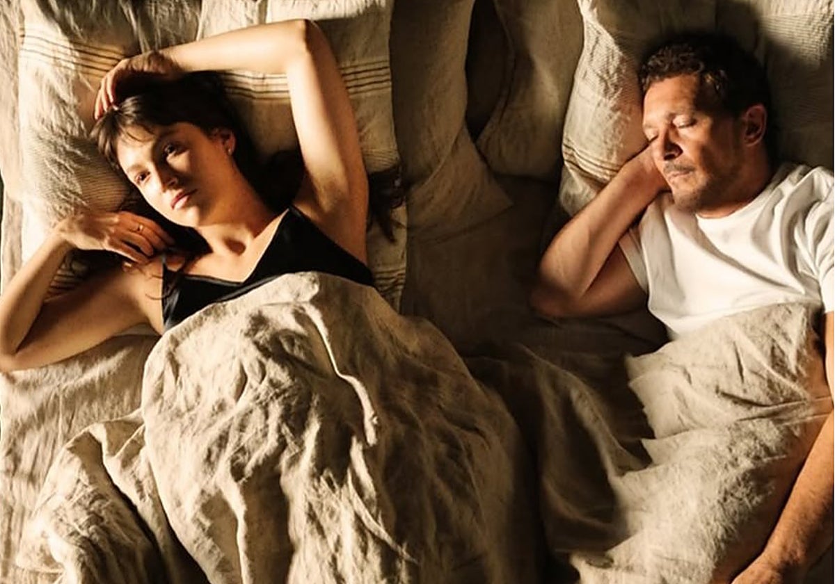 Úrsula Corberó y Antonio Banderas, en la primera imagen oficial del drama 'Rose's Baby'.