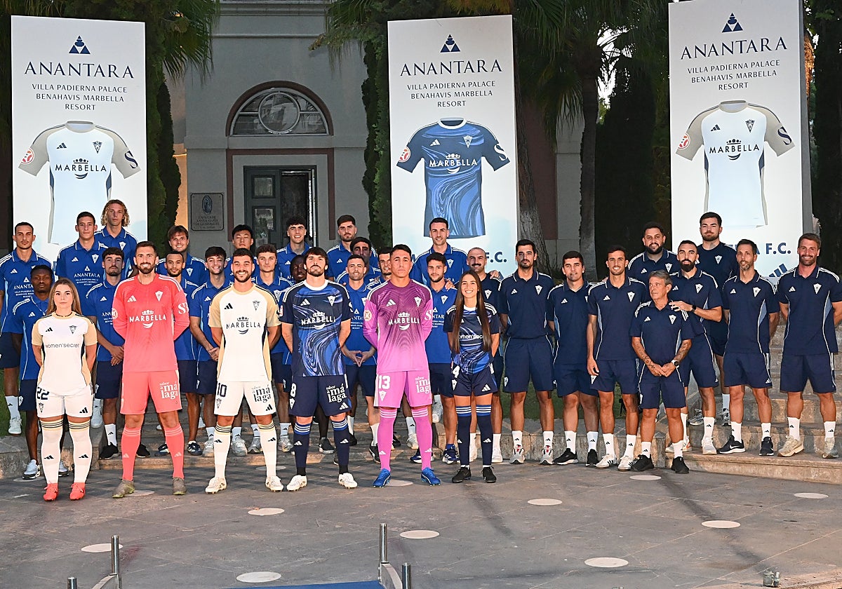 Los jugadores y cuerpo técnico del Marbella, en el acto de presentación de las nuevas equipaciones.