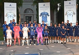 Los jugadores y cuerpo técnico del Marbella, en el acto de presentación de las nuevas equipaciones.