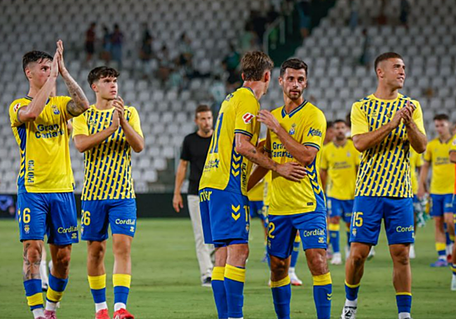 Los jugadores de Las Palmas celebran su victoria en Córdoba el lunes (1-3).