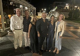 El tenor mejicano residente en Málaga Javier Camarena (centro) despidió sus vacaciones con varios amigos, entre ellos los doctores Fernando Urdiales y Miguel Ángel Arraez y sus esposas, en La Carihuela