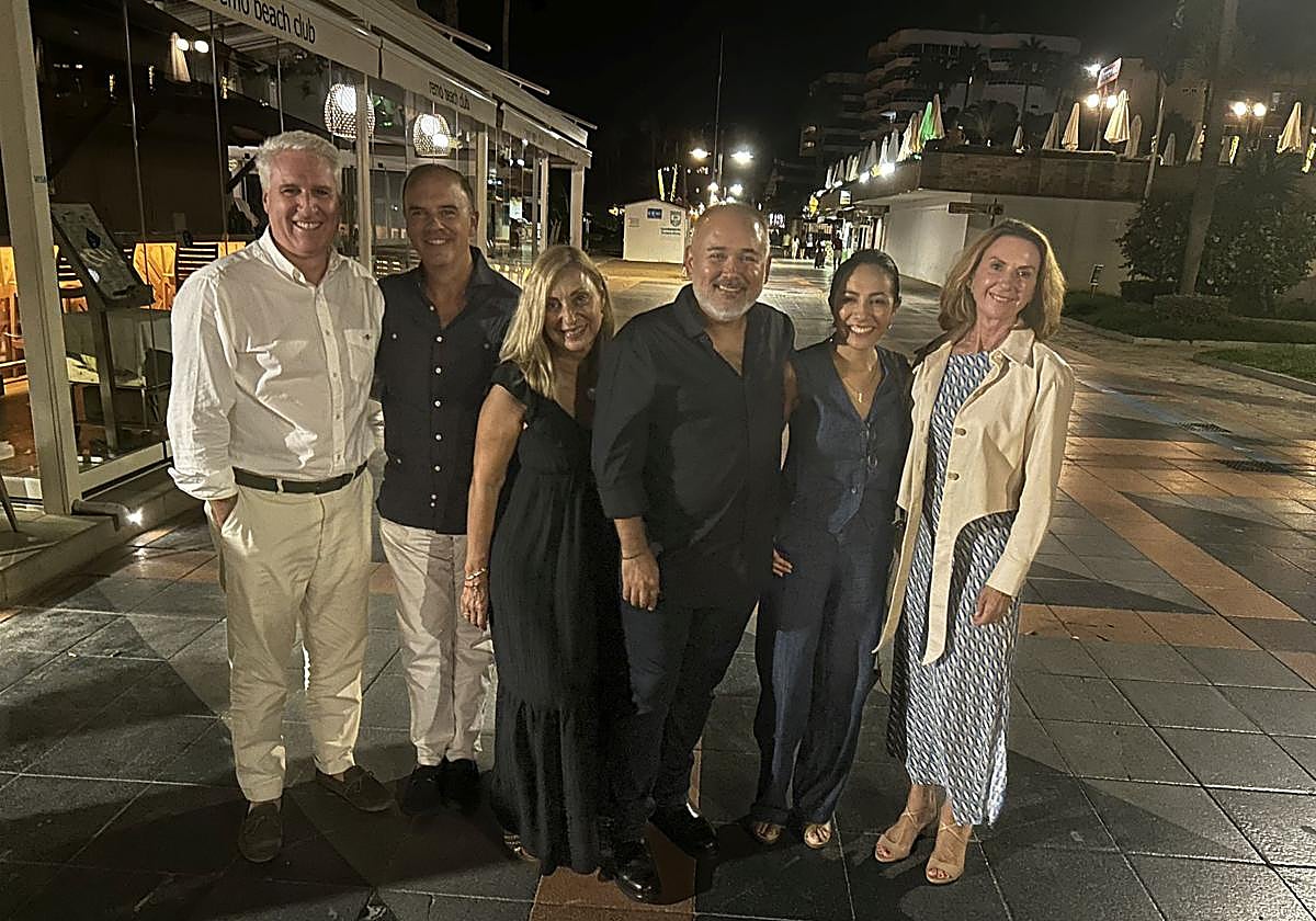 El tenor mejicano residente en Málaga Javier Camarena (centro) despidió sus vacaciones con varios amigos, entre ellos los doctores Fernando Urdiales y Miguel Ángel Arraez y sus esposas, en La Carihuela