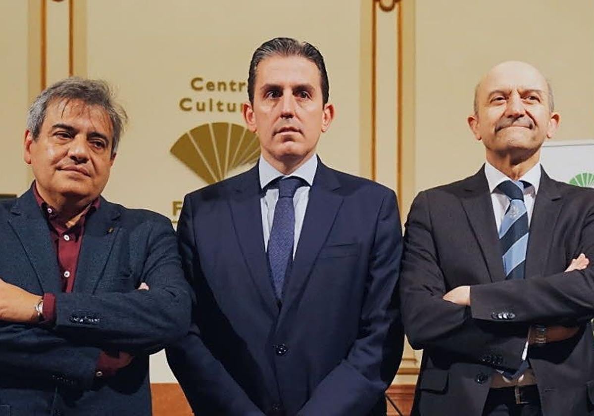 Imagen principal - Miguel Ángel Martinez González (derecha), con Sergio Corral y Francisco Tinahones, durante la conferencia que dio en el ciclo 'Ciencia y Salud'. Juan Luis Cremades con su hermana Paloma. Juan Manuel Pozo