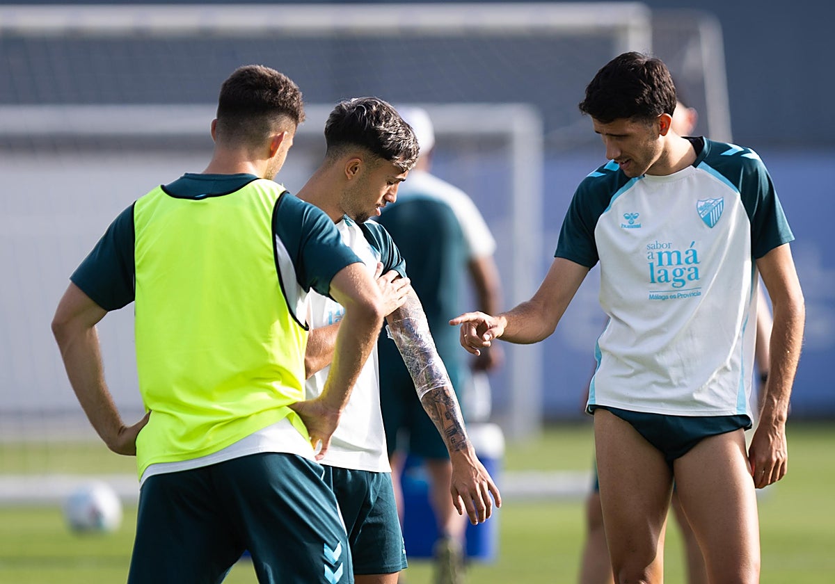 Larrubia muestra a Juanpe un tatuaje en un entrenamiento de esta semana en el Anexo de La Rosaleda.
