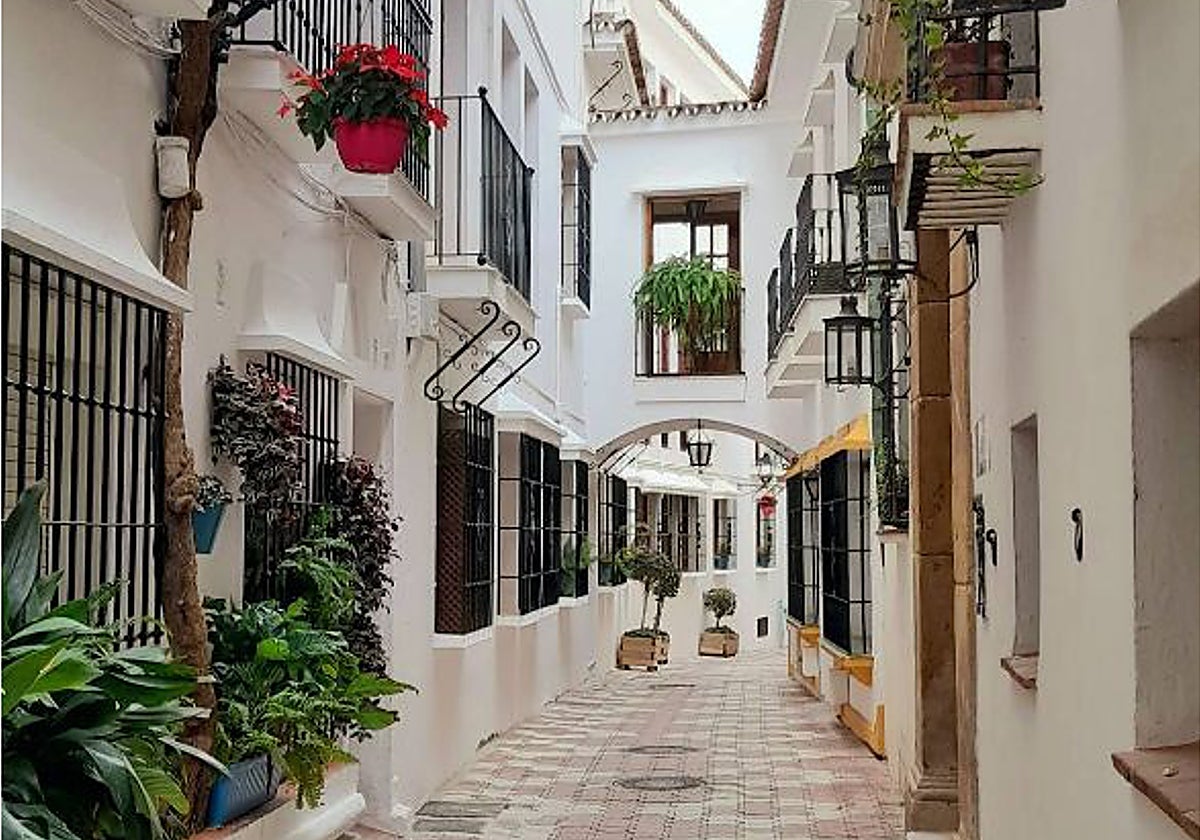 Vista de la calle Caballeros y el lateral de la fachada norte del edificio consistorial.