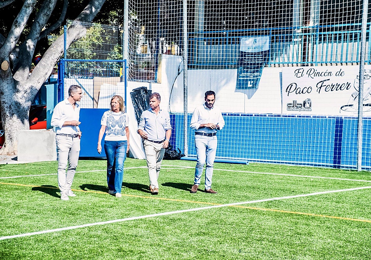 La alcaldesa de Marbella, Ángeles Muñoz, visita el renovado campo de fútbol Antonio Serrano Lima.