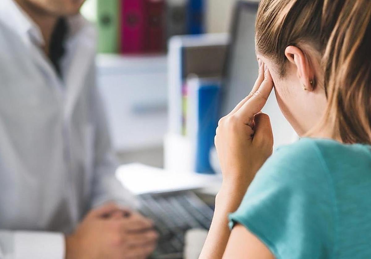 Las mujeres andaluzas padecen de media el doble de problemas crónicos que los hombres