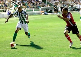 Biabiany conduce la pelota en el duelo frente al Cartagena.