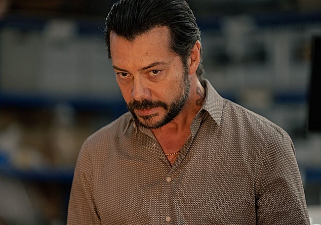 Álvaro Morte, en la serie 'Dos tumbas'.