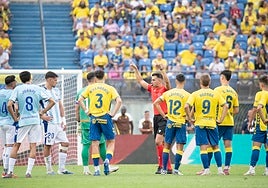 Eder Mallo hace un gesto indicando que se va a revisar la jugada en el VAR.