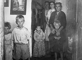 1952. Málaga. Familia en el interior de una vivienda.