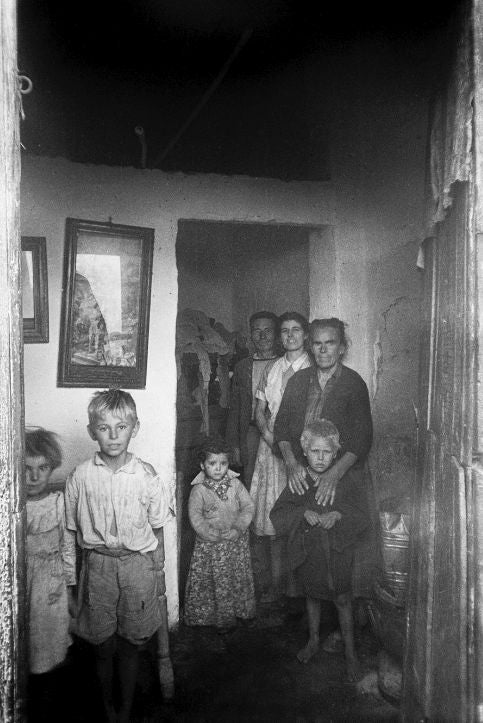 1952. Málaga. Familia en el interior de una vivienda.