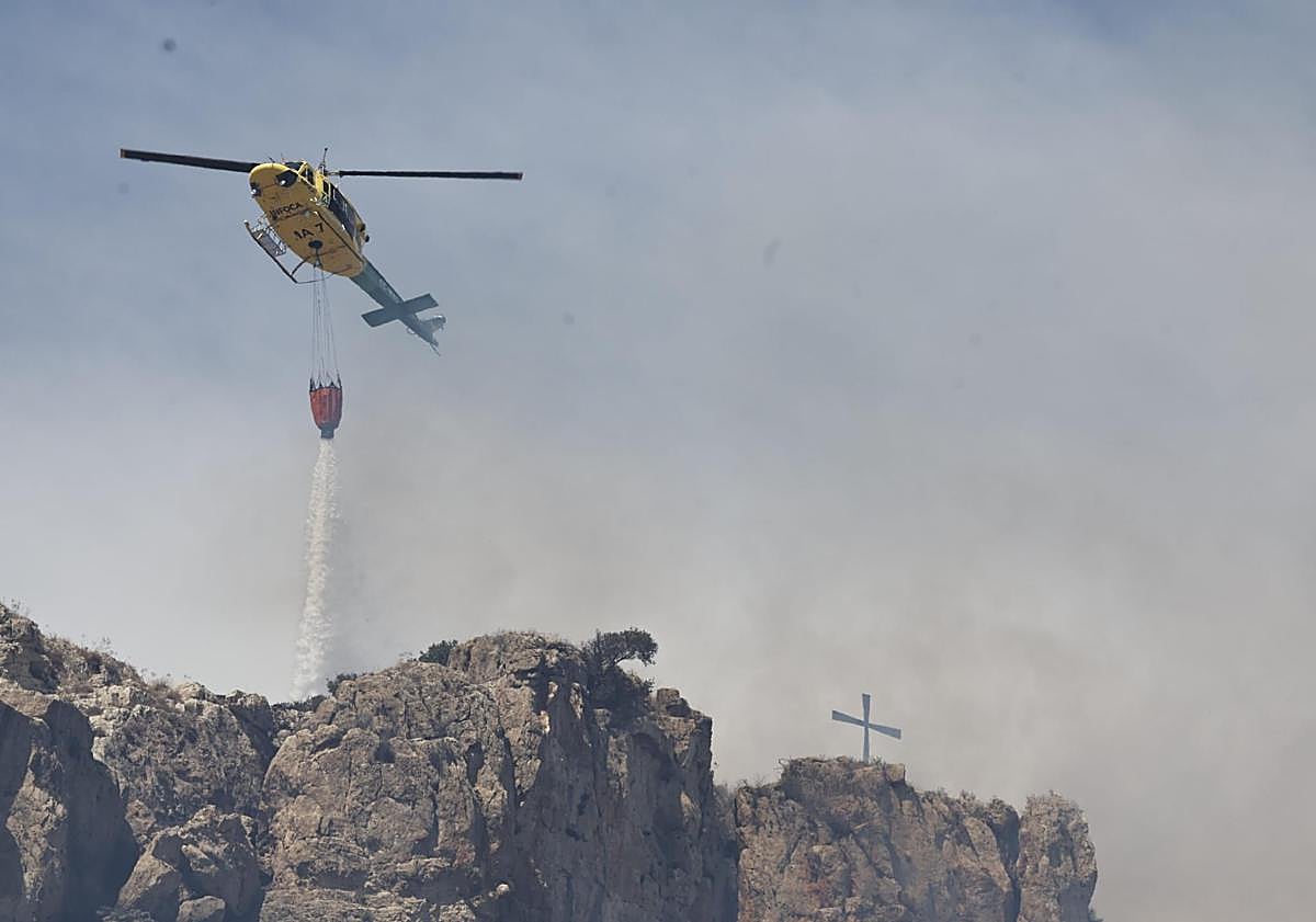 Imagen principal - Extinguido el incendio en Monte Coronado en Málaga tras más de 22 horas activo
