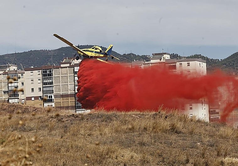 ¿Qué es el polvo rojo que lanzan para extinguir los incendios?