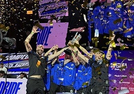 GIANTX levanta el trofeo de campeón de España de la Superliga LVP de League of Legends.