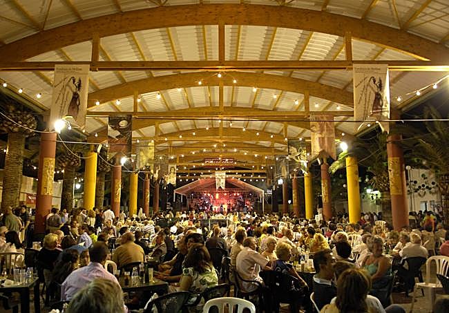 Ambiente en una velada de la Feria de la Vendimia de Mollina.