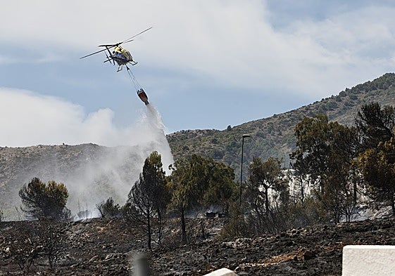 Un helicóptero de extinción trabaja para apagar un incendio forestal el pasado lunes en Málaga.