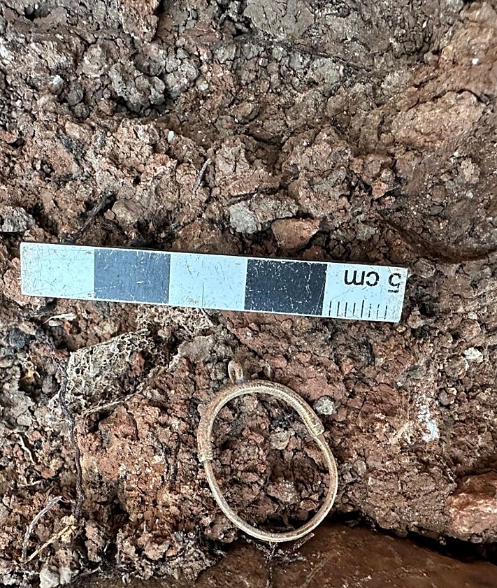 Imagen secundaria 2 - Objetos personales aparecieron en la primera fosa común de Campillos.