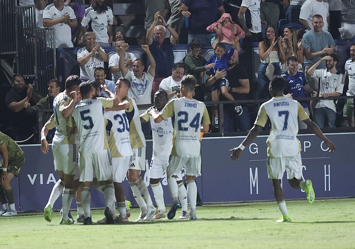 Los jugadores del Marbella celebran el gol del triunfo, el conseguido por Eugeni.