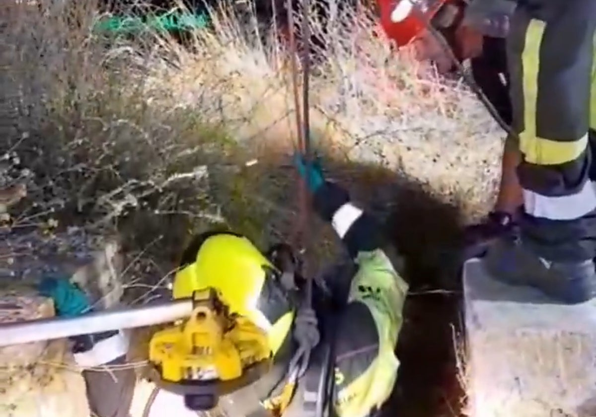 Labores de rescate de los bomberos en el pozo en el que fue localizado el cuerpo sin vida del vecino de Vélez-Málaga.