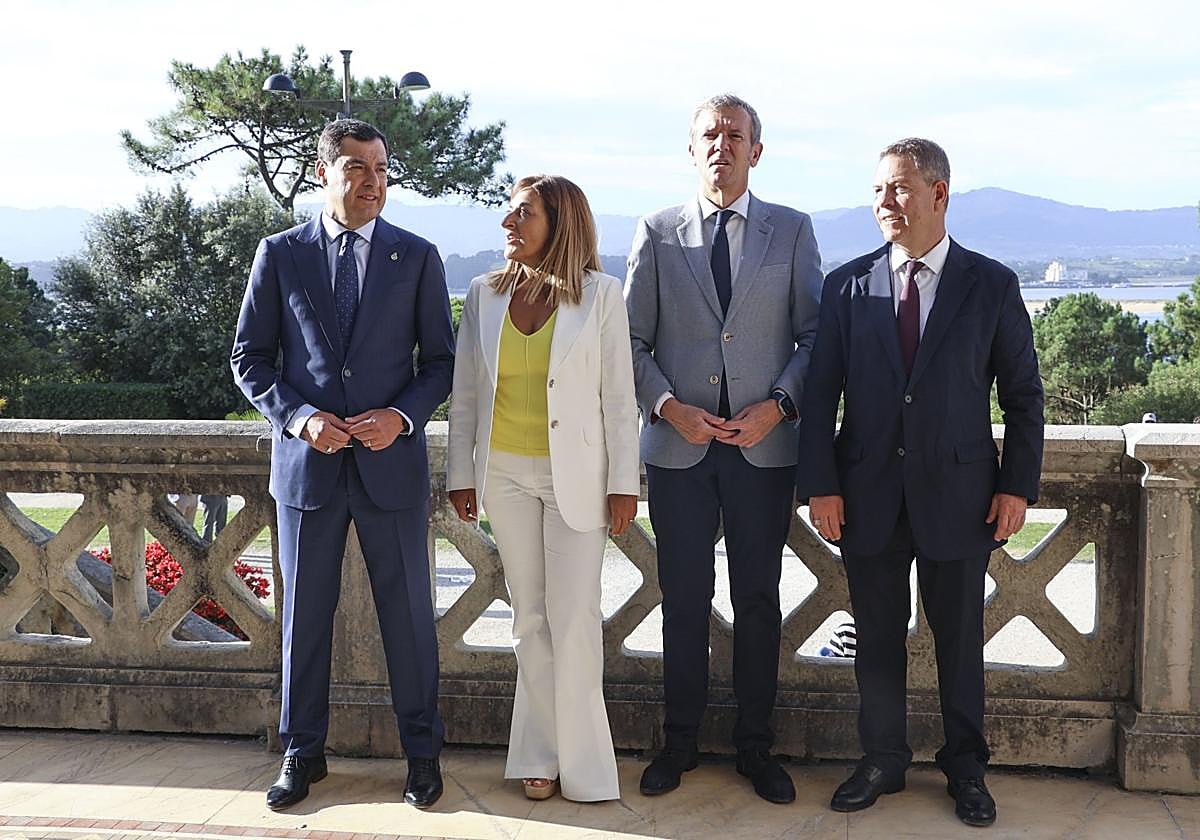 Juanma Moreno, ayer en Santander con los presidentes de Galicia, Cantabria y Castilla-La Mancha.