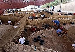El Cerro del Villar reconstruye su historia con nuevos hallazgos: del incendio que lo protegió a la cabeza de mujer en terracota