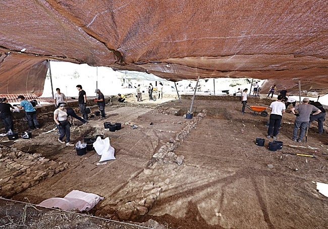 La zona de estudio se ha ampliado para investigar el gran edificio hallado en las excavaciones.