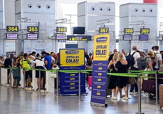 Mostradores de facturación de Ryanair en el aeropuerto de Málaga.