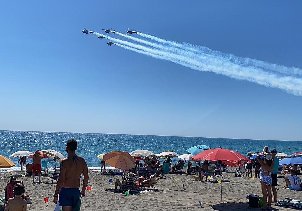 Espectadores siguen la exhibición desde la playa en la pasada edición.
