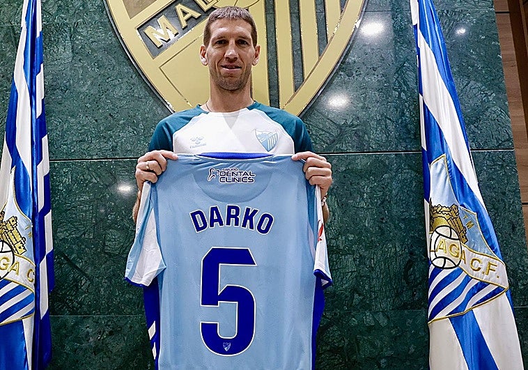 El medio entro Darko Brasanac, con la camiseta blanquiazul.