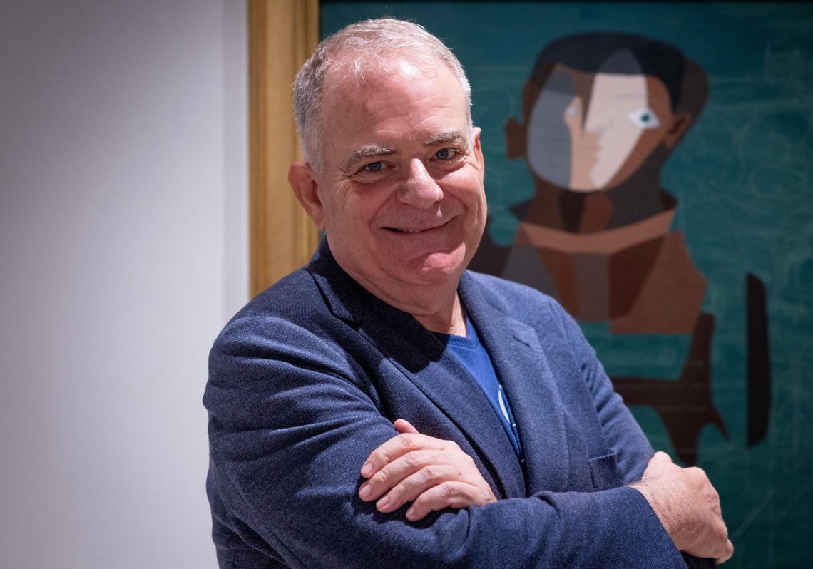 El comisario de la exposición Eugenio Carmona, delante de 'Hombre sentado en un sillón', en las salas del MPM.