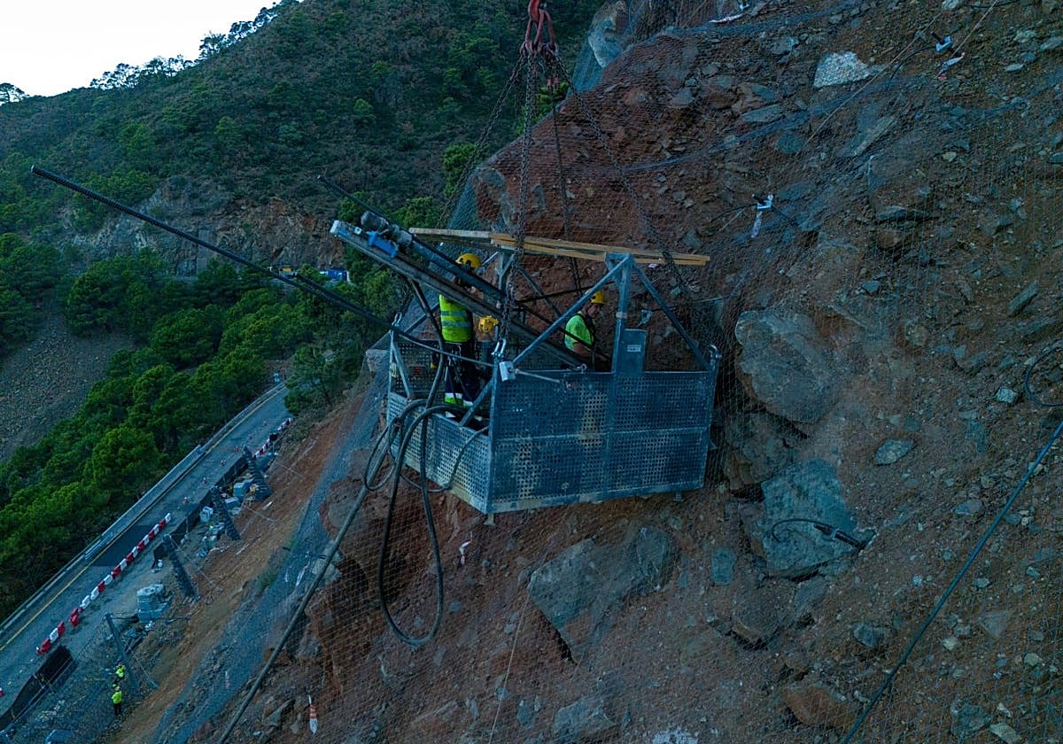 Obras en la carretera de Ronda a San Pedro.