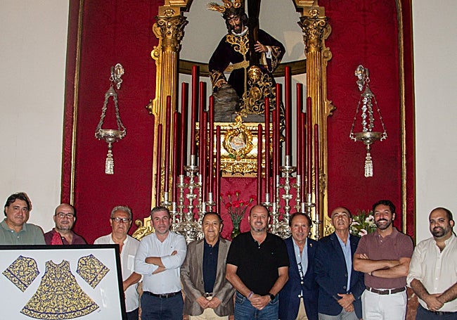 Cofrades y artistas ante el Nazareno de los Pasos.