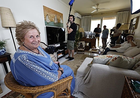 Remi Fernández Campoy, en primer plano, en el rodaje en su casa del documental 'Nietos de Torremolinos'.
