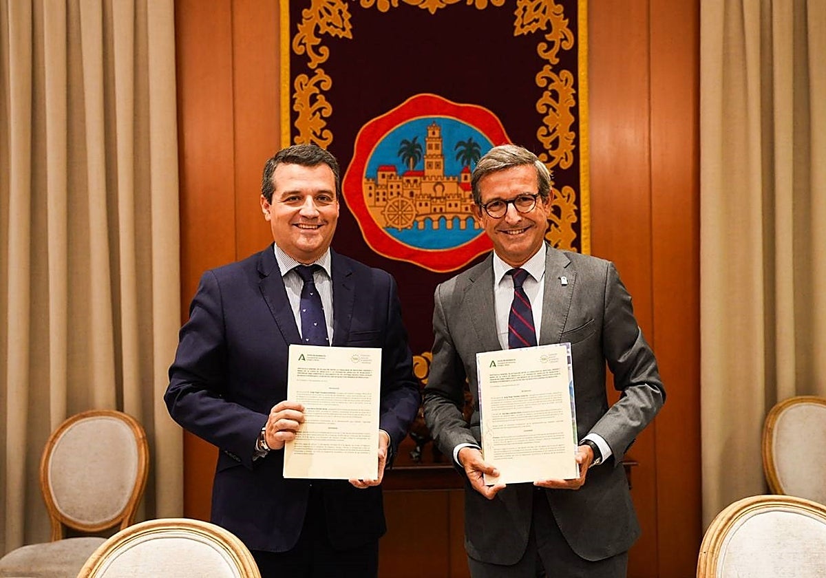 Jorge Paradela y José María Bellido en la firma del convenio para la red de municipios mineros.