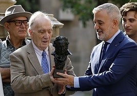 Fernando Méndez-Leite entrega un Goya al alcalde de Barcelona, ante la mirada de José Corbacho.