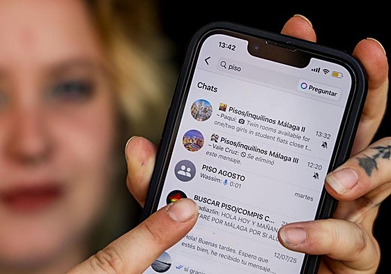 Samantha Bontempi busca habitación. Sostiene su móvil con todos los grupos de WhatsApp en que está metida para encontrar piso.