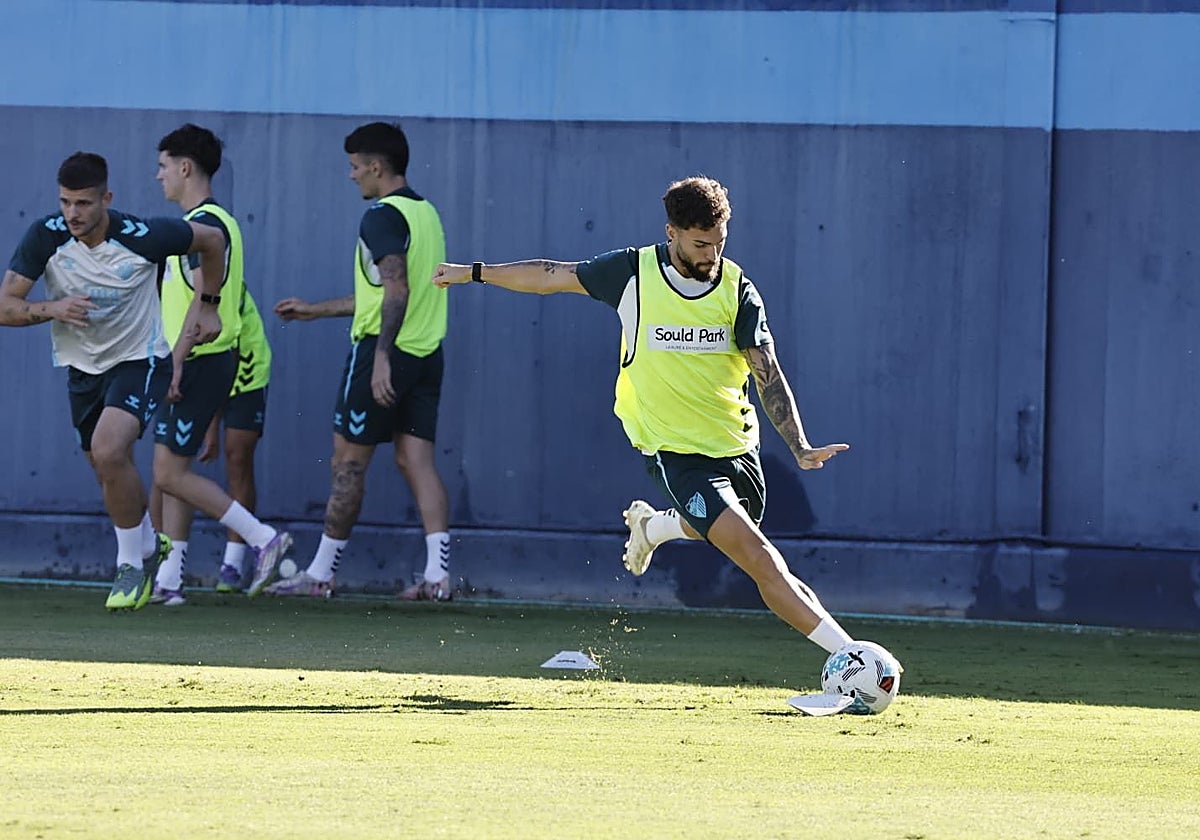 Dani Sánchez se dispone a centrar durante un entrenamiento de la semana del Málaga.