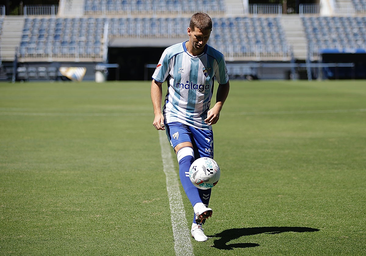 Brasanac, en el césped de La Rosaleda.