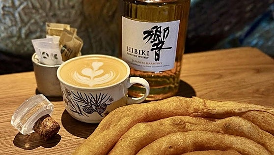 El desayuno que triunfa en Marbella: carajillo de whisky japonés y mollete de cerdo ibérico