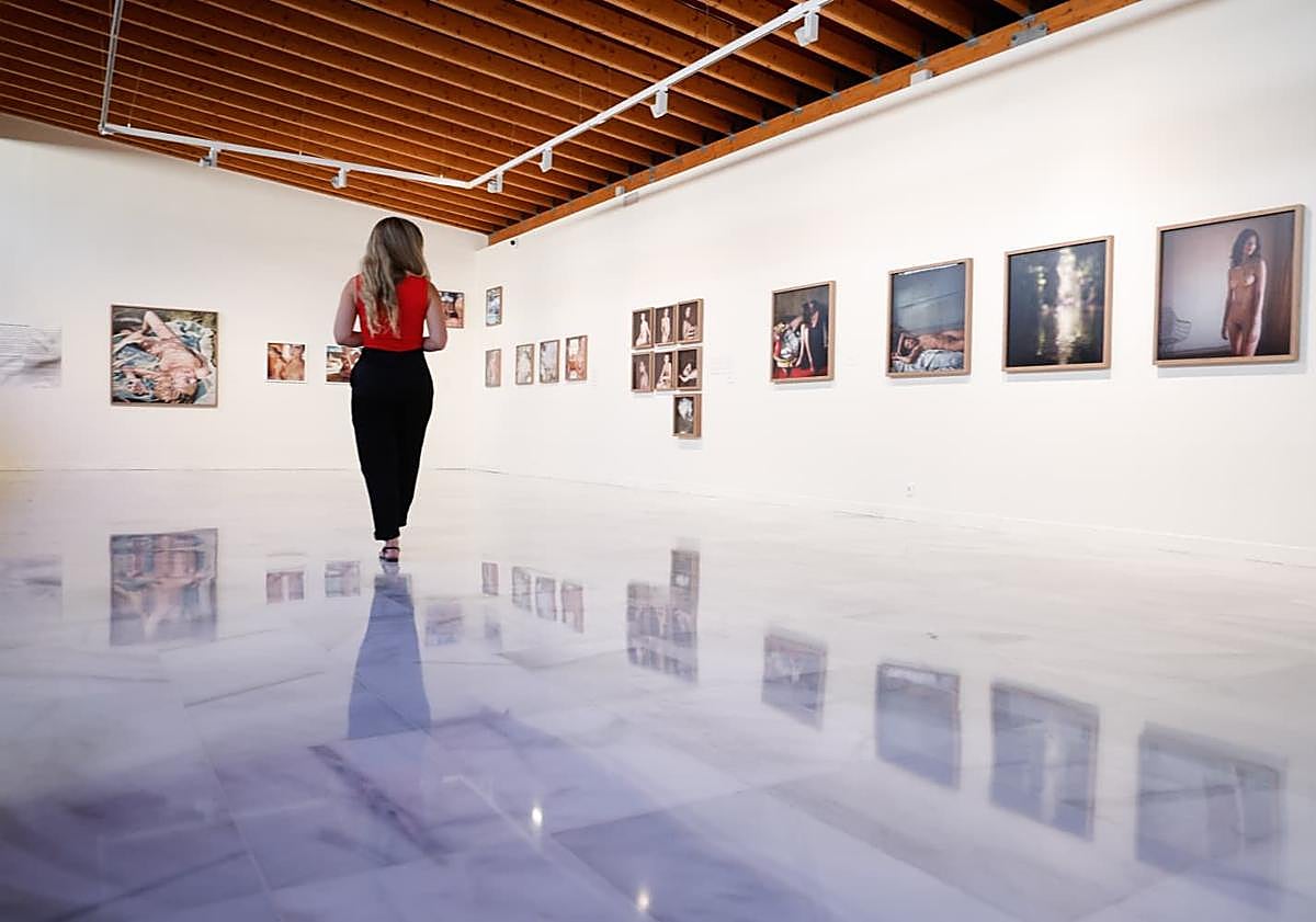 Imagen principal - Mona Kuhn revisa el desnudo en la fotografía en su primera exposición en España en el MUCAC La Coracha