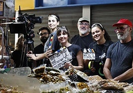 El equipo de rodaje de 'Ghosting y otros fantasmas'. La directora, Élise Tandé, sostiene la claqueta.